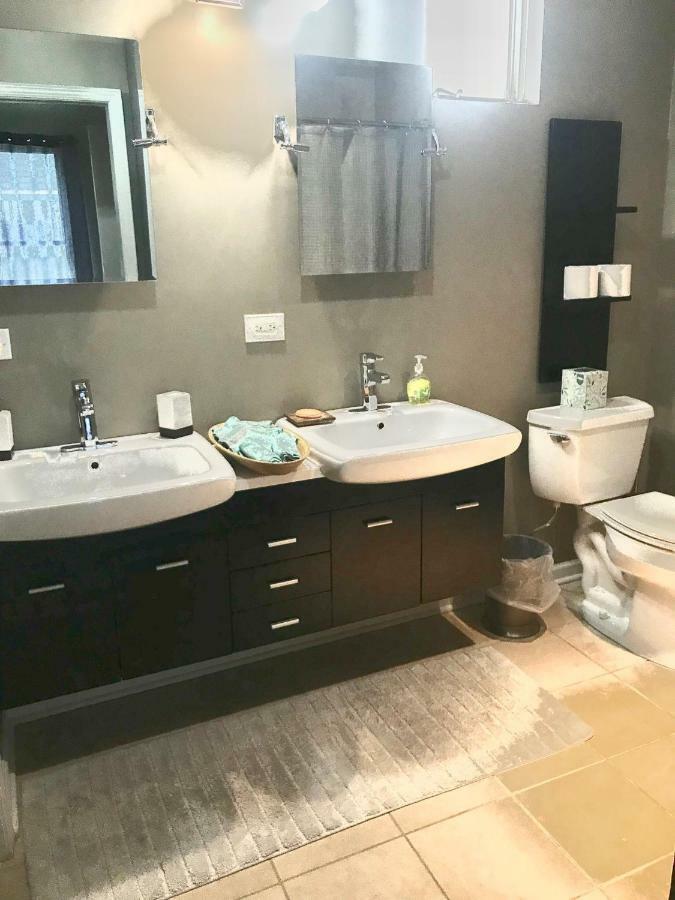 3 Bedroom Spacious Home In Ideal Location W Free Parking Back Yard Pets Welcome Чикаго Екстериор снимка